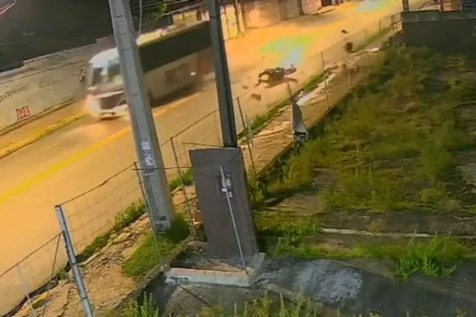 Motociclista morre após bater de frente com ônibus no Ibura