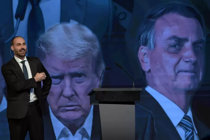 Eduardo Bolsonaro minimiza aceno de Trump a Lula e diz que gesto mostra ‘genialidade’ do americano