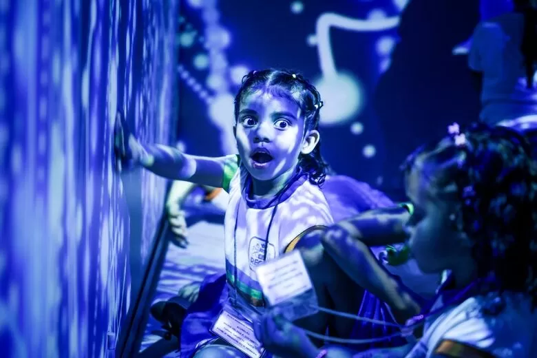 Farol Viajante começa sua viagem com exposição imersiva “Oceanvs”