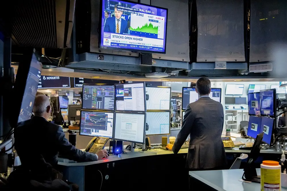 Futuros dos EUA sobem com Alibaba e Micron após cautela de Powell sobre juros