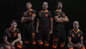 Corinthians lança nova camisa baseada na coleção ‘Total 90’