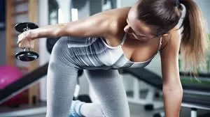 Cinco exercícios simples para fortalecer os tríceps em casa e aumentar a força