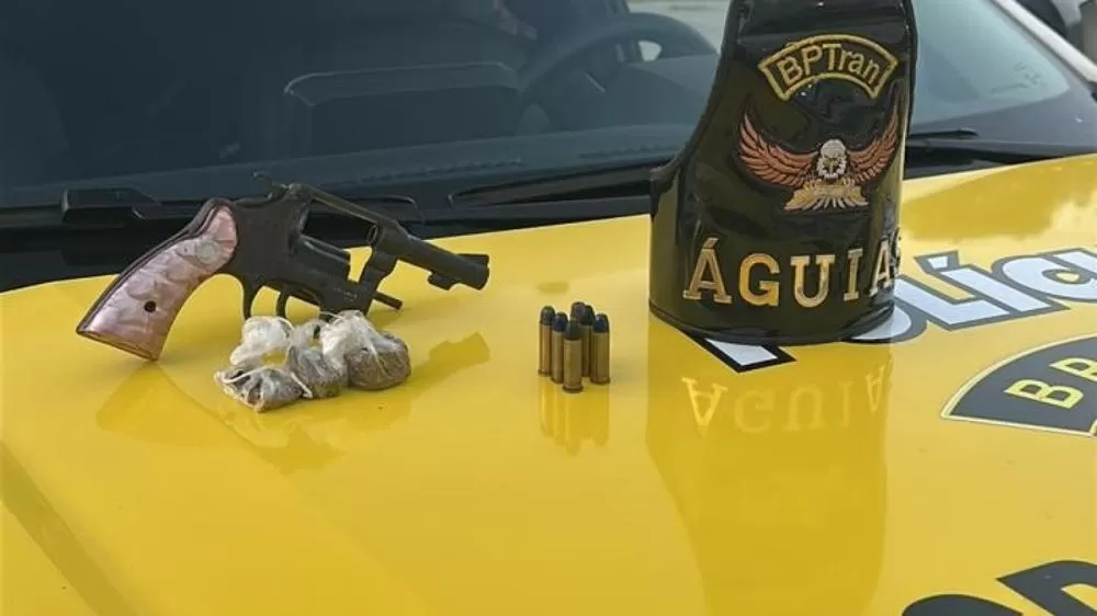 Motociclista se desespera durante abordagem, quebra celular e revela estar armado em Maceió