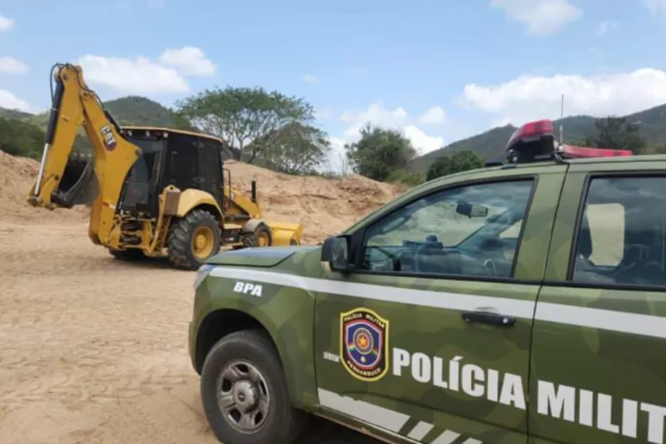 Policiais ambientais flagram extração irregular de minério e caça predatória em zona rural de Caruaru