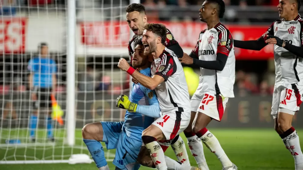 Rossi se redime, Flamengo bate Estudiantes e vai à semi da Libertadores