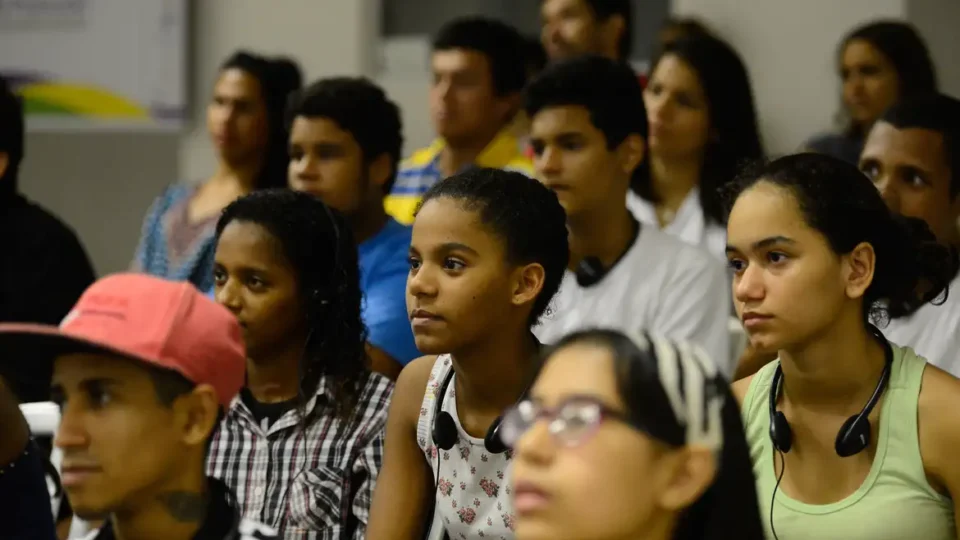 Apenas 33% dos jovens se declaram de esquerda ou direita, aponta pesquisa.