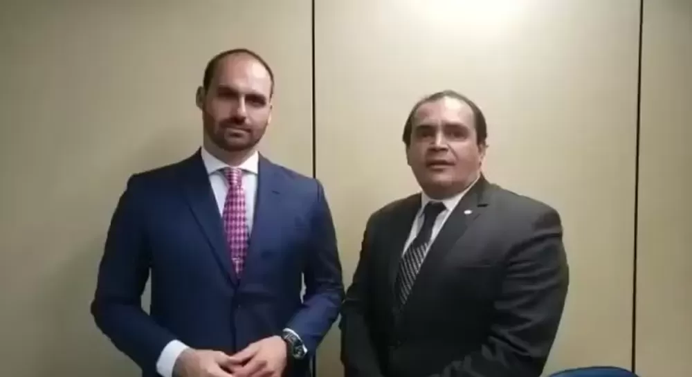 Veja quem é o ex-delegado da PF que vai relatar a cassação de Eduardo Bolsonaro