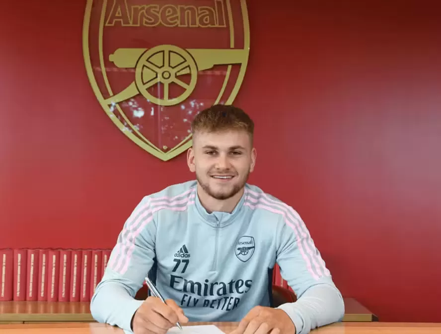 Morre ex-jogador do Arsenal que estava em coma induzido após sofrer grave lesão cerebral em jogo