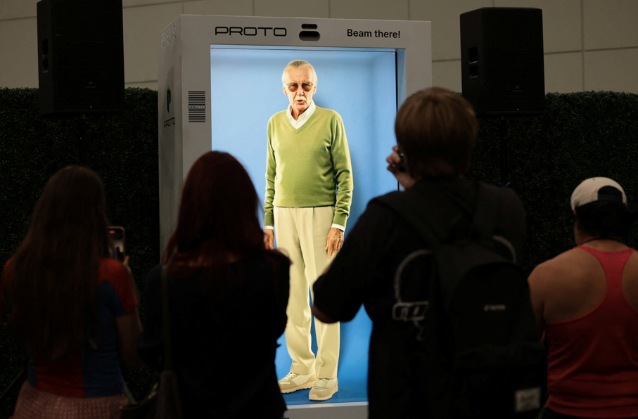 Holograma de IA do criador do Homem-Aranha, Stan Lee, estreia na L.A. Comic Con
