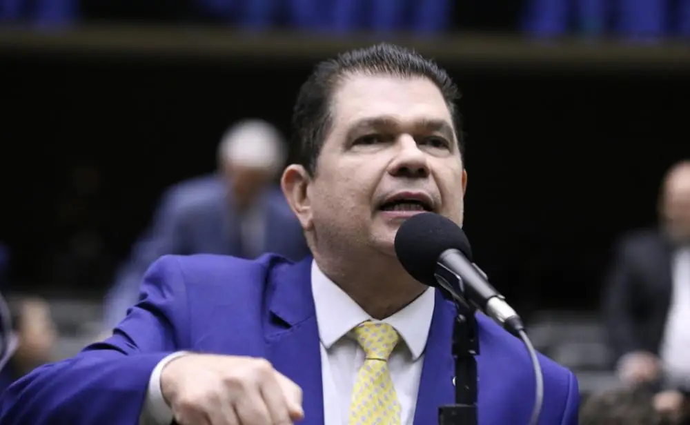 Deputado Mauro Benevides Filho sofre AVC e é internado