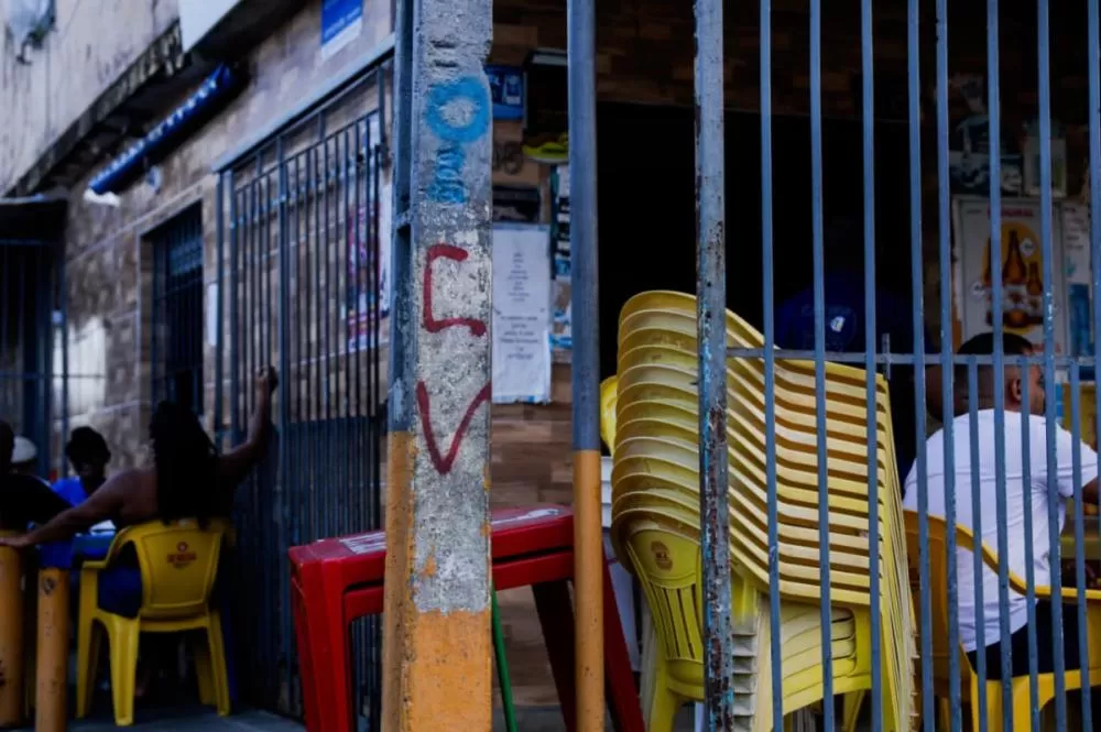 Pichações do Comando Vermelho alertam polícia na Zona Norte do Recife