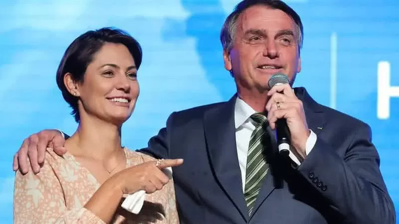 Michelle Bolsonaro diz que tornozeleira de Jair Bolsonaro é “tentativa de calar o maior líder do Brasil”