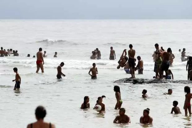 Pernambuco tem 12 praias com trechos impróprios para banho; Pina e Maria Farinha estão na lista