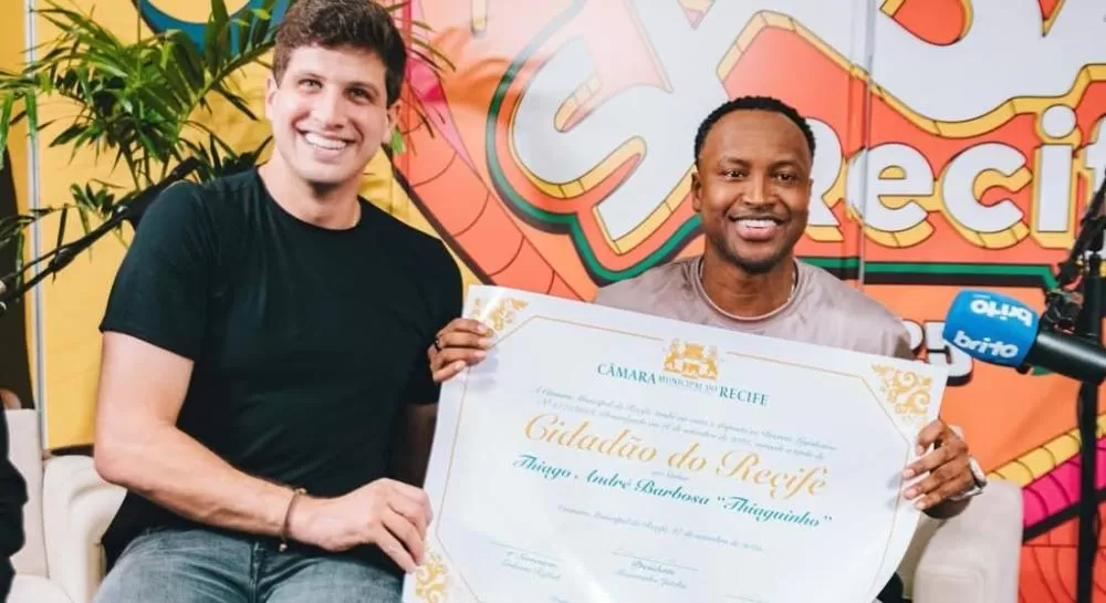 Thiaguinho recebe títulos de cidadão recifense e pernambucano