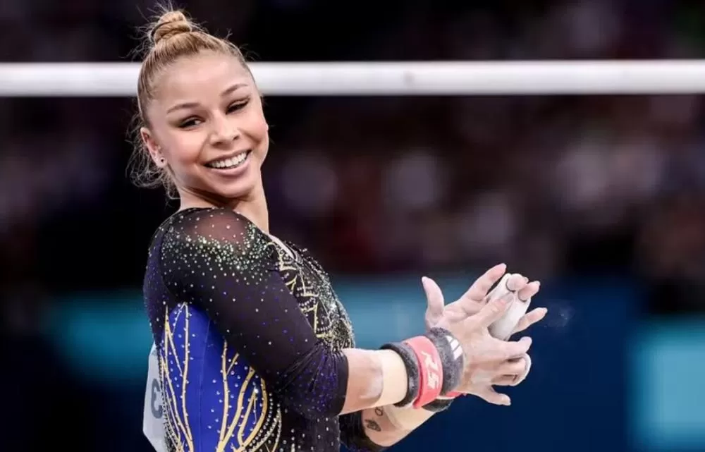 Flávia Saraiva conquista ouro na trave na Copa do Mundo da Hungria