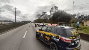 Avião monomotor faz pouso de emergência na Rodovia Régis Bittencourt, em SP