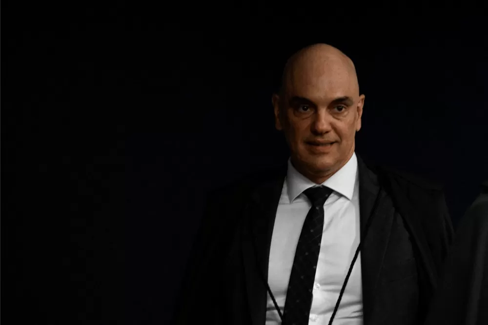 Moraes diz que Eduardo está nos EUA para fugir da lei e manter “prática criminosa”