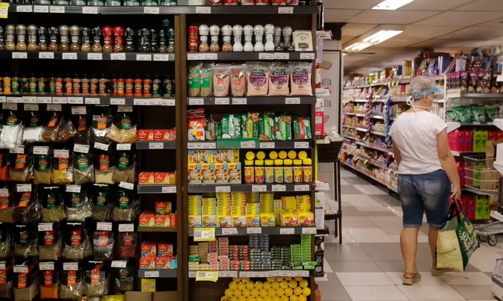 “É supermercado, estúpido”: Inflação de alimento guia aprovação política, diz Quaest