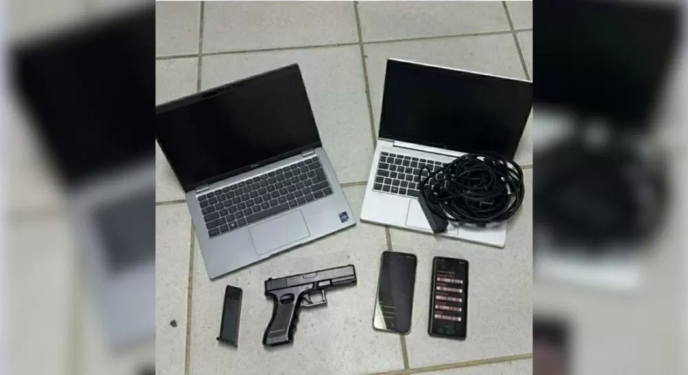 Recife: polícia recupera notebooks e celulares roubados de casal em ônibus; suspeitos são detidos