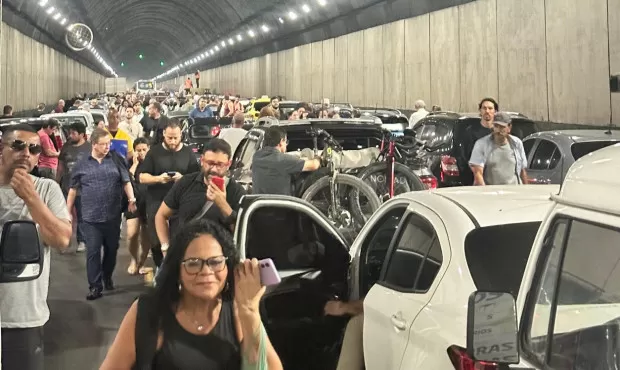 Carro pega fogo e interdita Túnel Rebouças