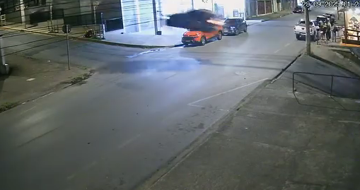 “Velozes e Furiosos de BH”: carro e viatura voam em perseguição maluca