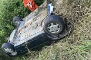 Criança sobrevive por dias ao lado dos pais mortos em capotamento, em Garanhuns (PE)