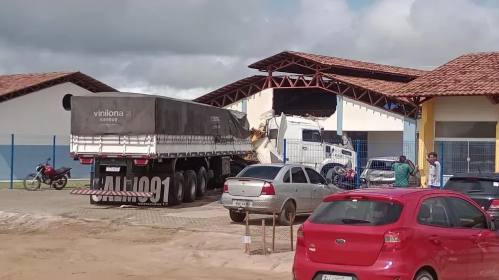 Susto: carreta desgovernada atinge veículos e invade escola no interior de Alagoas; veja vídeo