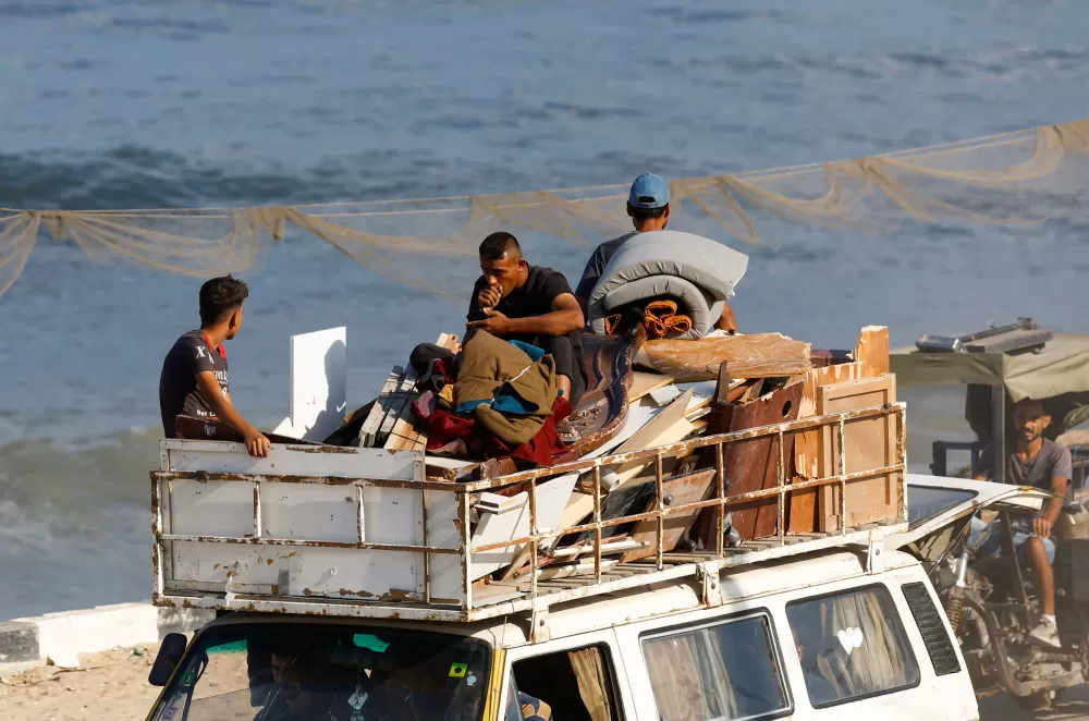 Israel intensifica ofensiva na Cidade de Gaza enquanto Hamas avalia plano de Trump