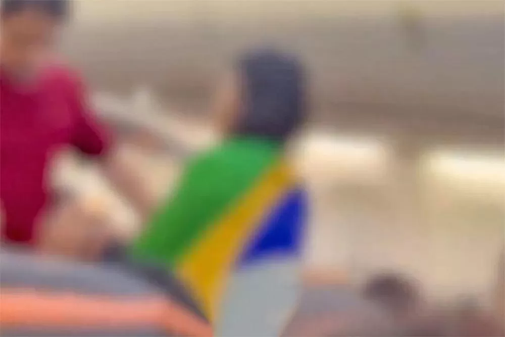 Enrolada em bandeira do Brasil, passageira é expulsa de voo da GOL para Brasília após arrumar confusão