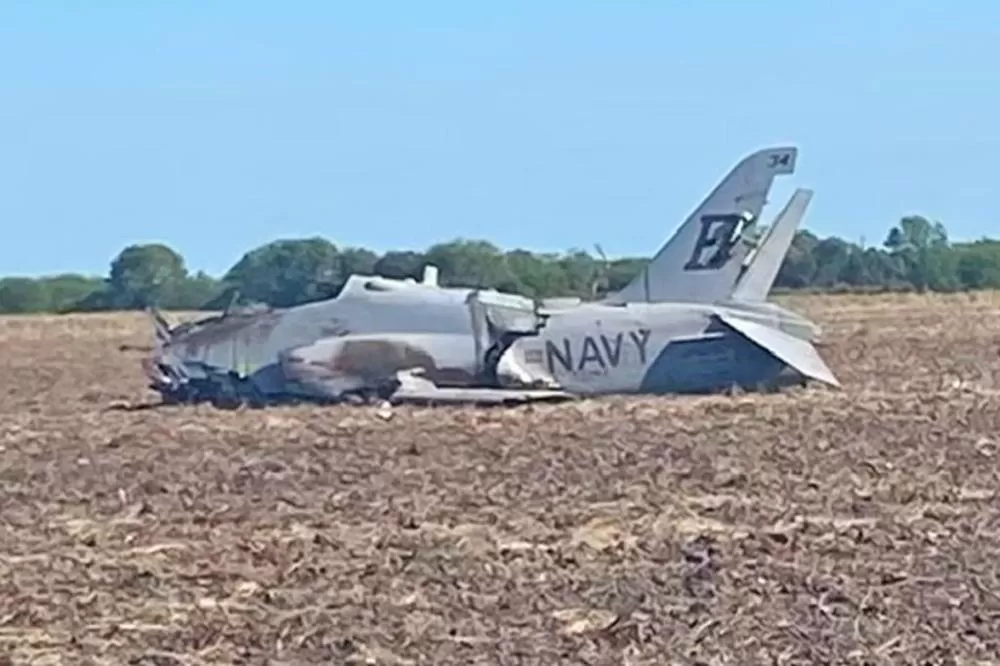 Jato de treinamento Goshawk da Marinha Americana cai no Texas; piloto consegue se ejetar