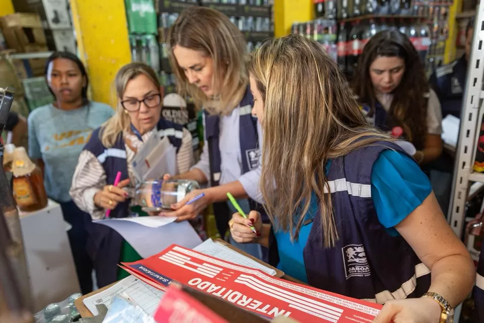 Fiscalização apreende mais de 900 garrafas de bebidas e fecha depósito em Jaboatão