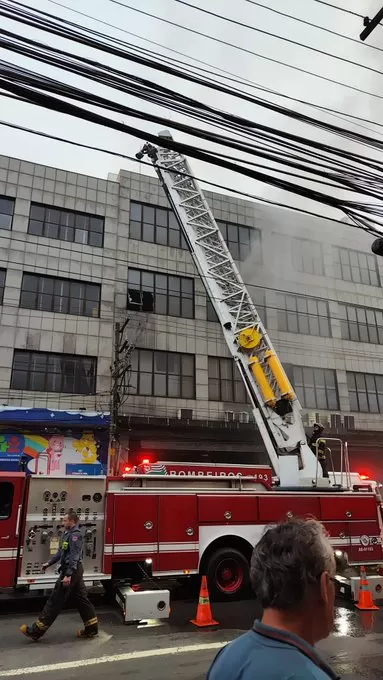 Prédio comercial pega fogo no Brás