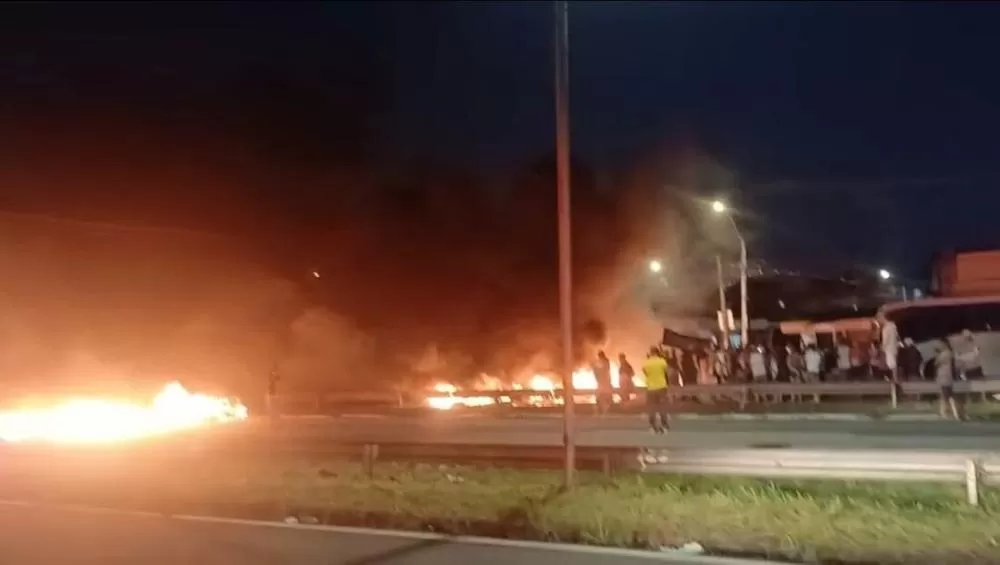 Protesto: moradores do Engenho do Meio, no Recife, voltam a interditar trecho da BR-101