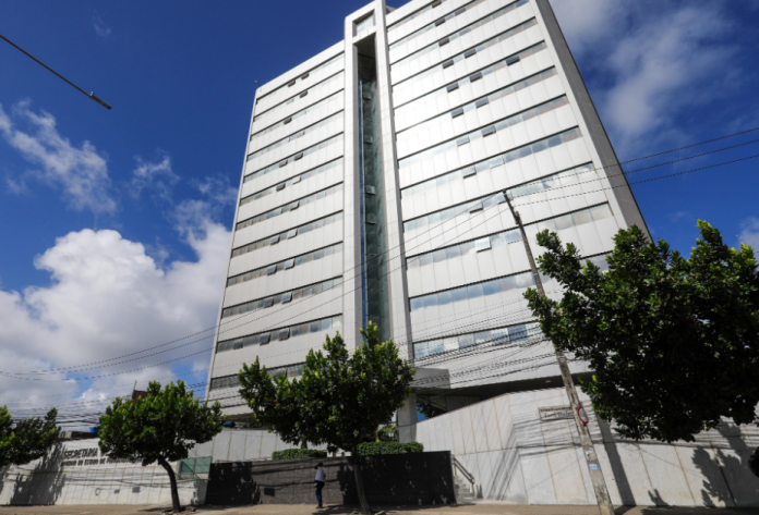 Governo de Pernambuco abre seleção para contratar quase 2 mil professores com salários de até R$ 4,8 mil