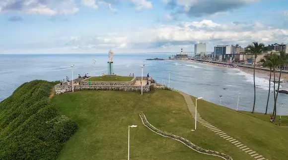 Turista é esfaqueado durante assalto em ponto turístico de Salvador