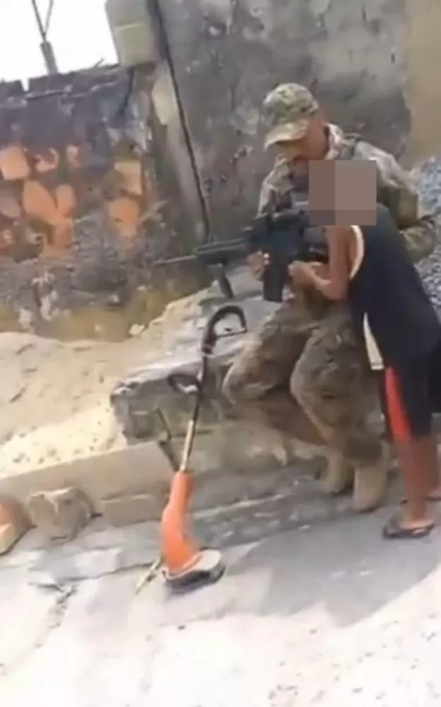 Vídeo: PM do Bope permite criança tocar em fuzil durante operação no Chapadão