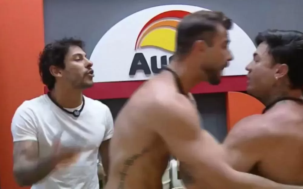 A Fazenda: Shia Phoenix e Wallas Arrais brigam e produção precisa intervir