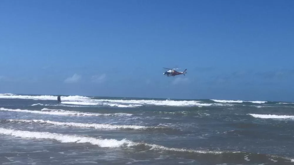 Bombeiros fazem buscas por criança de 6 anos que desapareceu no mar em Piaçabuçu
