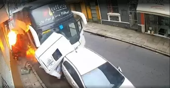 Motorista estava fora de ônibus em momento de acidente com incêndio e mais de 50 alunos em Porto Alegre, diz polícia; VÍDEO