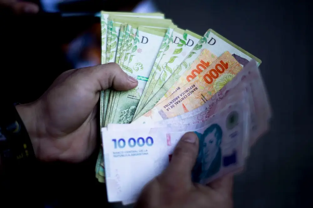 Argentinos gastam bilhões em compras no exterior e alimentam a crise cambial