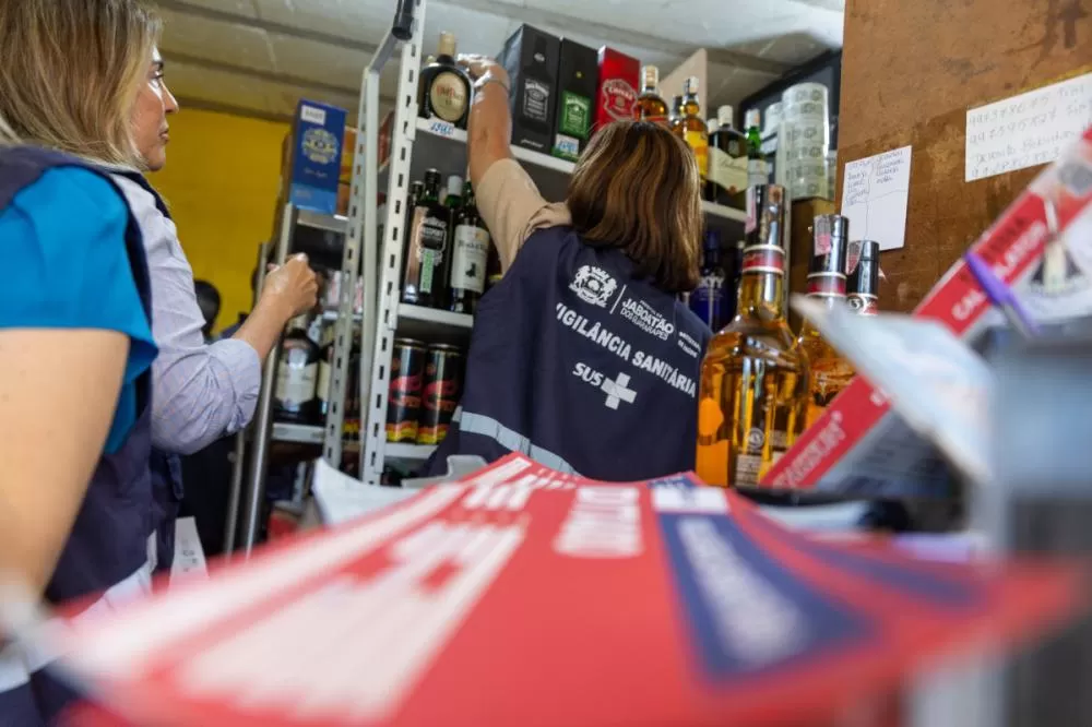 Fiscalização nas praias de Jaboatão apreende bebidas com irregularidades