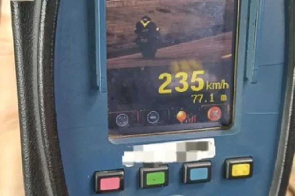 PRF flagra motocicleta a 235 km/h na BR-232, no Agreste de Pernambuco