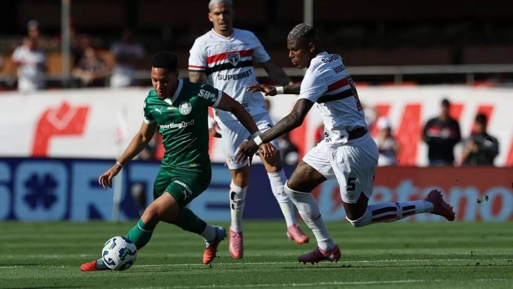 Palmeiras arranca virada heroica contra o São Paulo em clássico com polêmicas de arbitragem