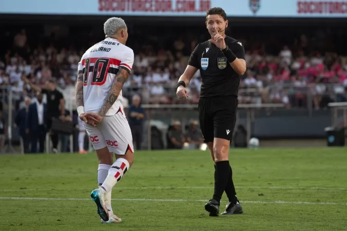 São Paulo se revolta com arbitragem ‘escandalosa’ em clássico; CBF afasta juízes