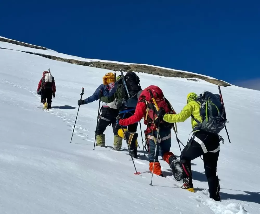 Tempestade de neve no Everest deixa mais de mil de pessoas presas em acampamentos