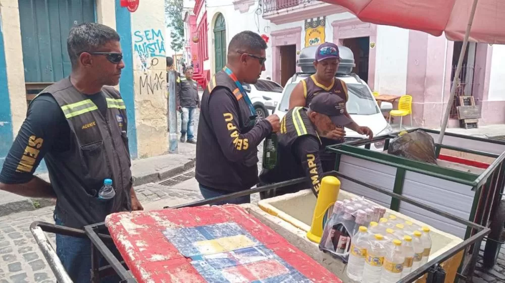 Mais de 60 garrafas de bebidas irregulares são apreendidas em operação em Olinda