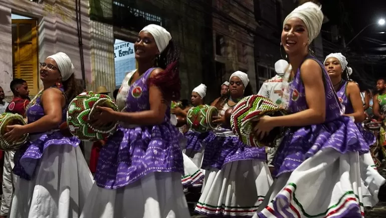 Quarta-feira de trovoada de baques de maracatu no Pina