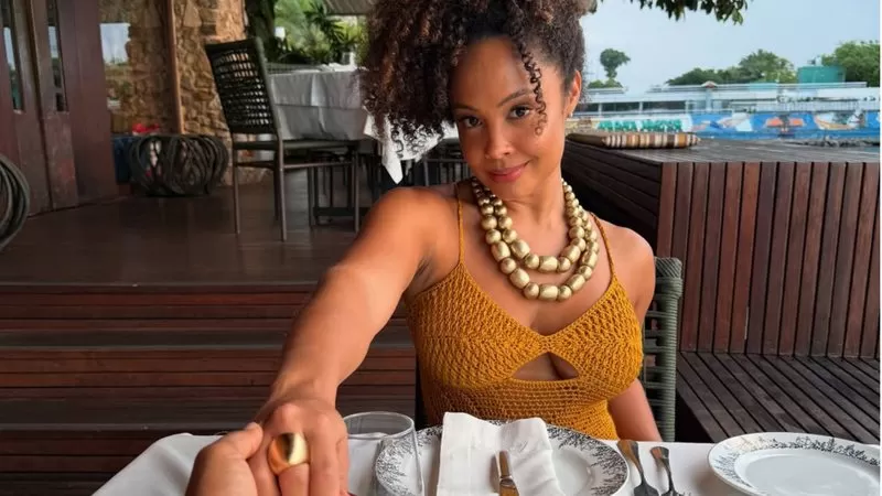 Assumidos? Rafa Moreira surpreende e posa com affair em momento íntimo; veja foto