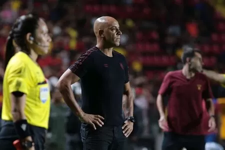 Sport: Pepa minimiza ausência de trio entre titulares e elogia “volume” contra Fortaleza.