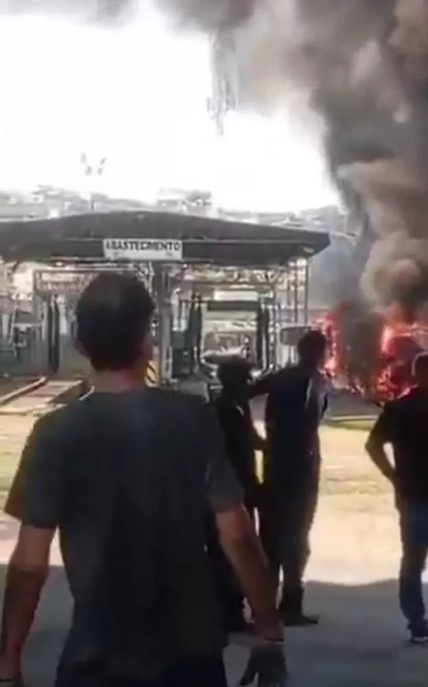Vídeo: ônibus pegam fogo em garagem desativada na Pavuna